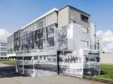 Georg Brückmann: Bauhaus Dessau 11, Gebäude NS 01, 2017, Fine Art Print hinter Glas gerahmt, 105 x 140 cm

